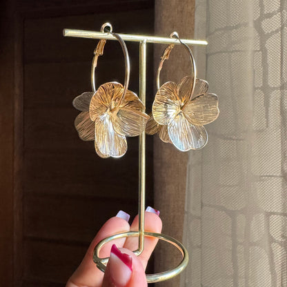 Boucles d'oreilles créoles florales ajourées, boucles d'oreilles à fleurs élégantes en or, acier inoxydable