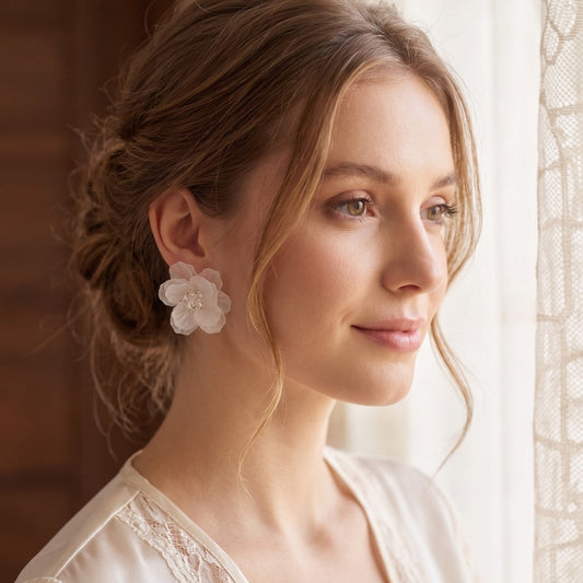 Boucles d'oreilles blanc clips exagérées à pétales acryliques, boucles d'oreilles florales pour femmes, élégantes et décontractées