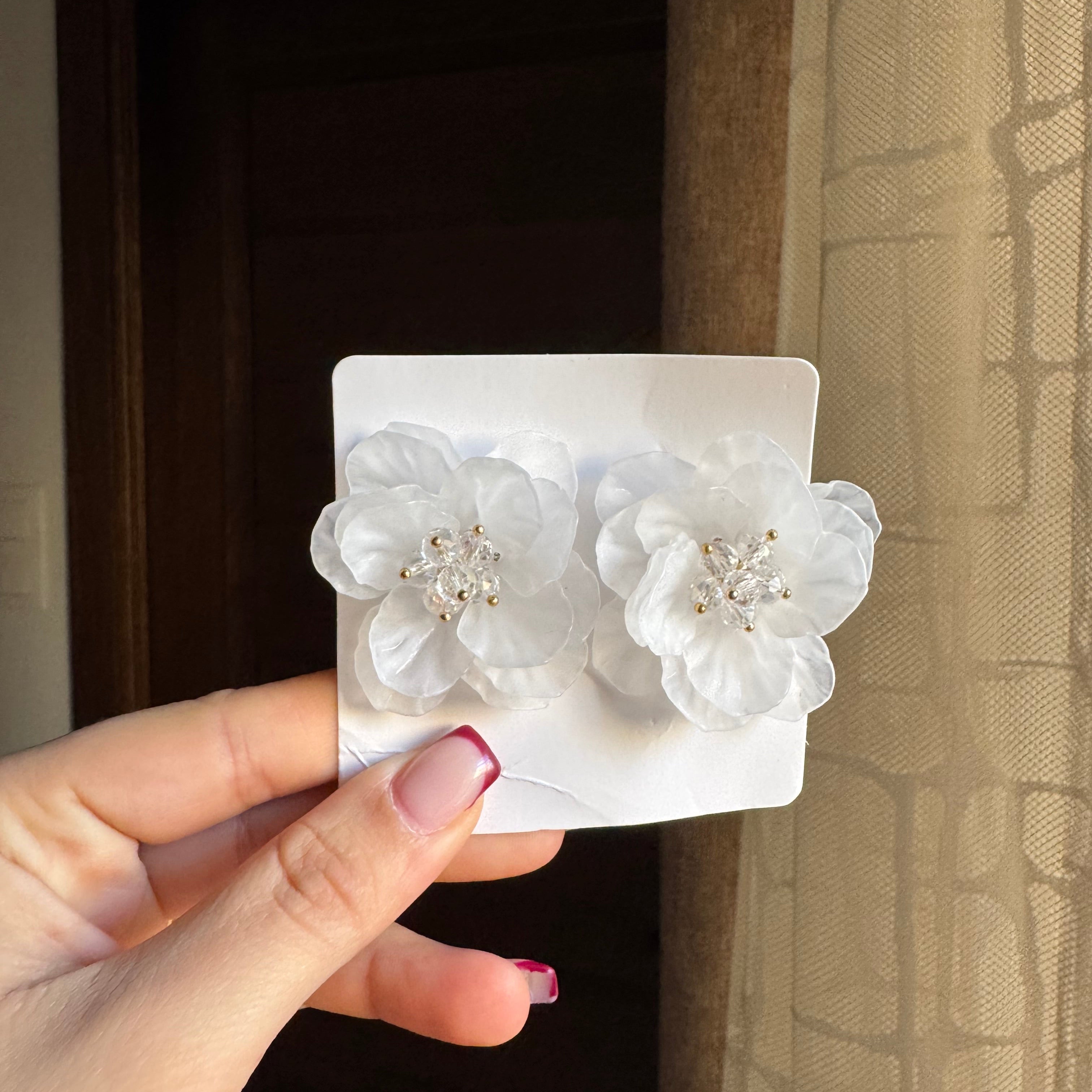 Boucles d'oreilles blanc clips exagérées à pétales acryliques, boucles d'oreilles florales pour femmes, élégantes et décontractées