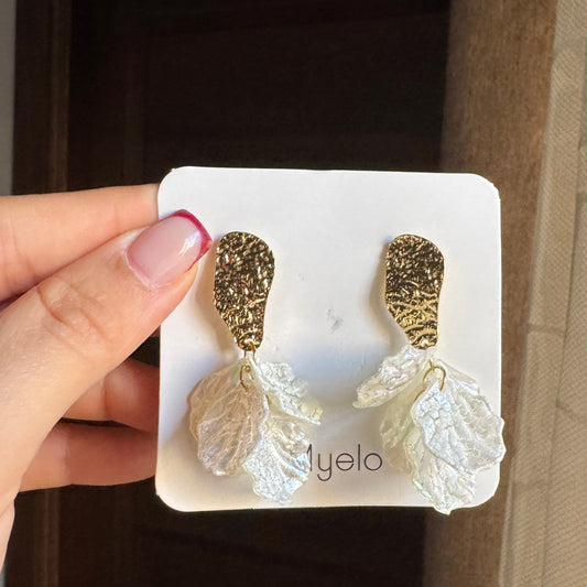 Boucles d'oreilles pendantes en résine blanche en forme de feuille , acier inoxydable
