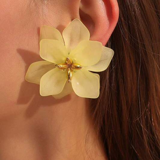Paire de boucles d'oreilles asymétriques romantiques en fleurs jeune clair, un design délicat