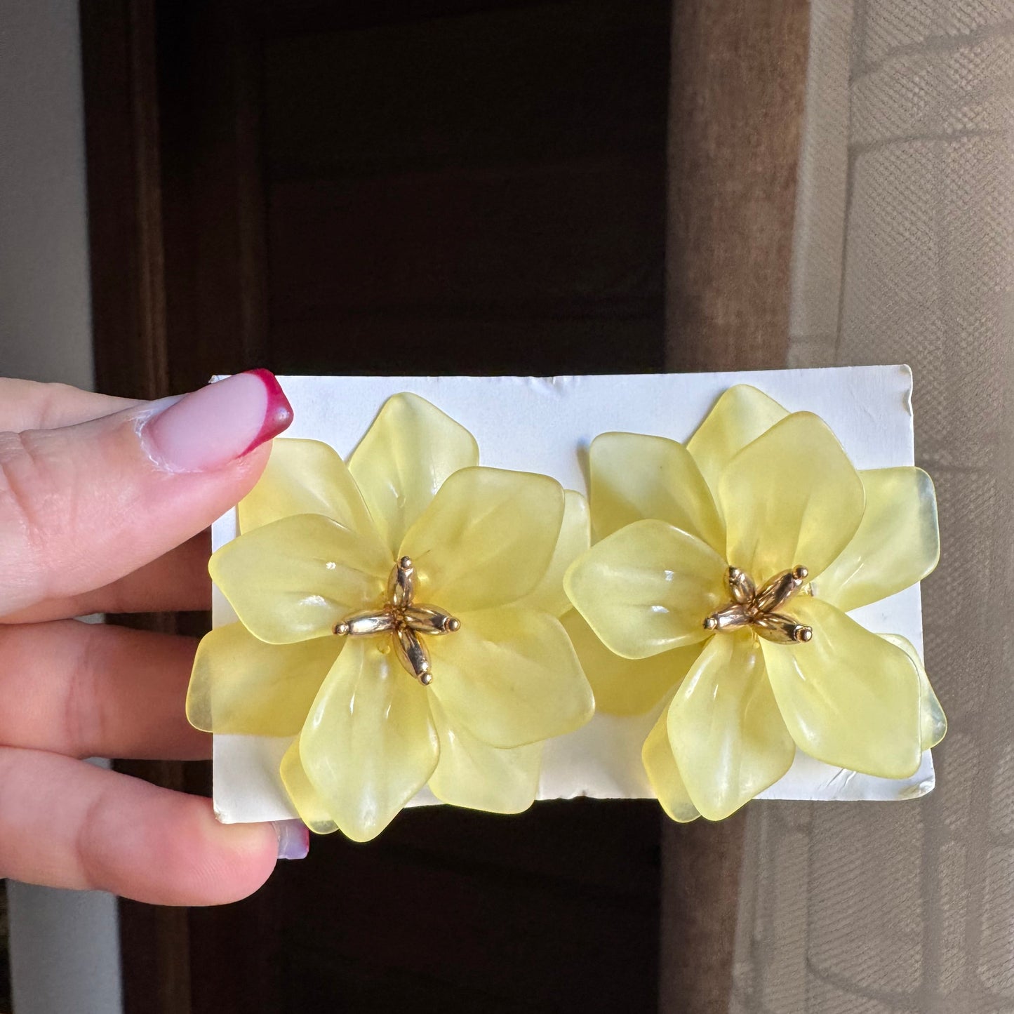 Paire de boucles d'oreilles asymétriques romantiques en fleurs jeune clair, un design délicat