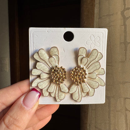 Boucles d'oreilles élégantes et à la mode avec motif floral, boucles d'oreilles à fleurs blanches demi-trempées, boucles d'oreilles en alliage de zinc et métal lourd pour un port quotidien, idéal pour les occasions.
