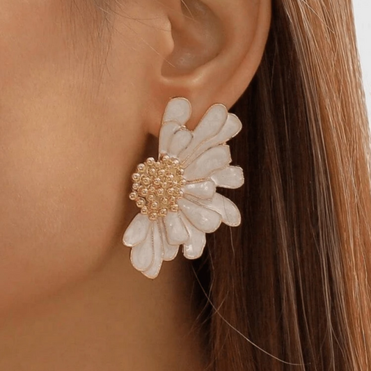 Boucles d'oreilles élégantes et à la mode avec motif floral, boucles d'oreilles à fleurs blanches demi-trempées, boucles d'oreilles en alliage de zinc et métal lourd pour un port quotidien, idéal pour les occasions.