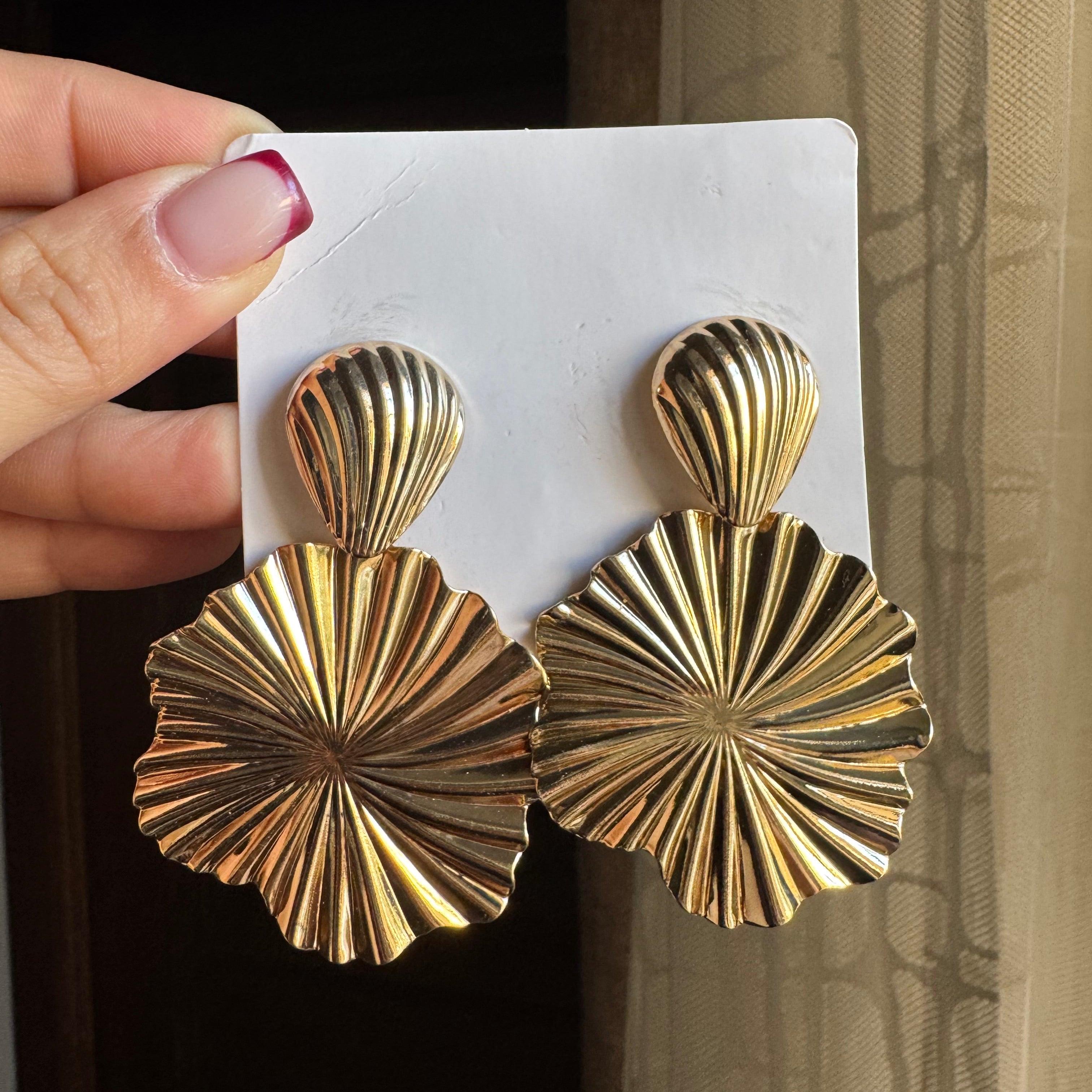 Boucles d’oreilles statement chic, parfaite pour sublimer une tenue minimaliste