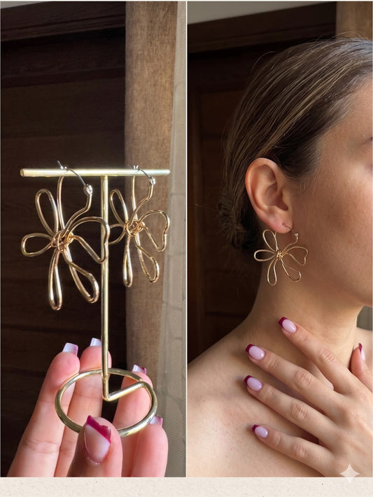 Boucles d'oreilles asymétriques à fleurs creuses minimalistes à la mode pour femmes