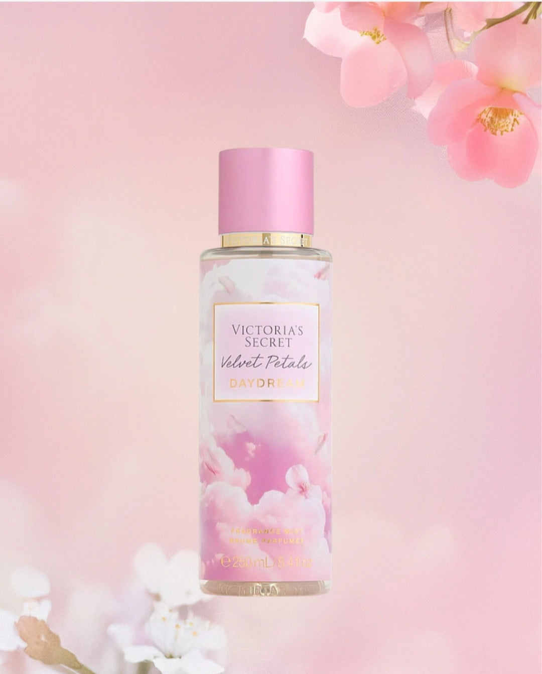 Victoria's Secret Velvet Petals Daydream Fragrance Mist (250 mL / 8.4 fl oz).