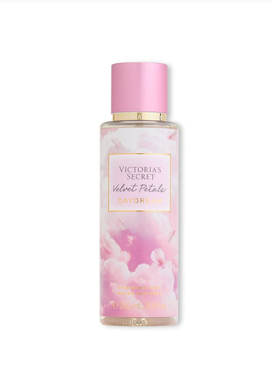 Victoria's Secret Velvet Petals Daydream Fragrance Mist (250 mL / 8.4 fl oz).
